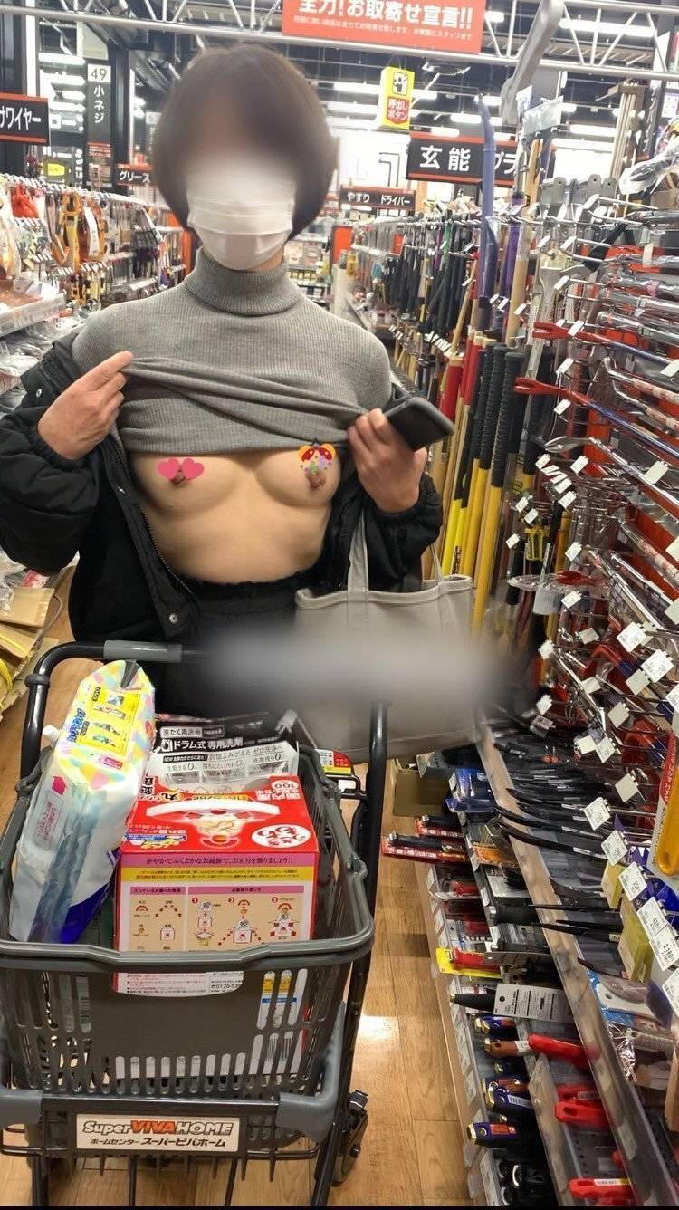 お母さんの露出エロ画像20231109121227