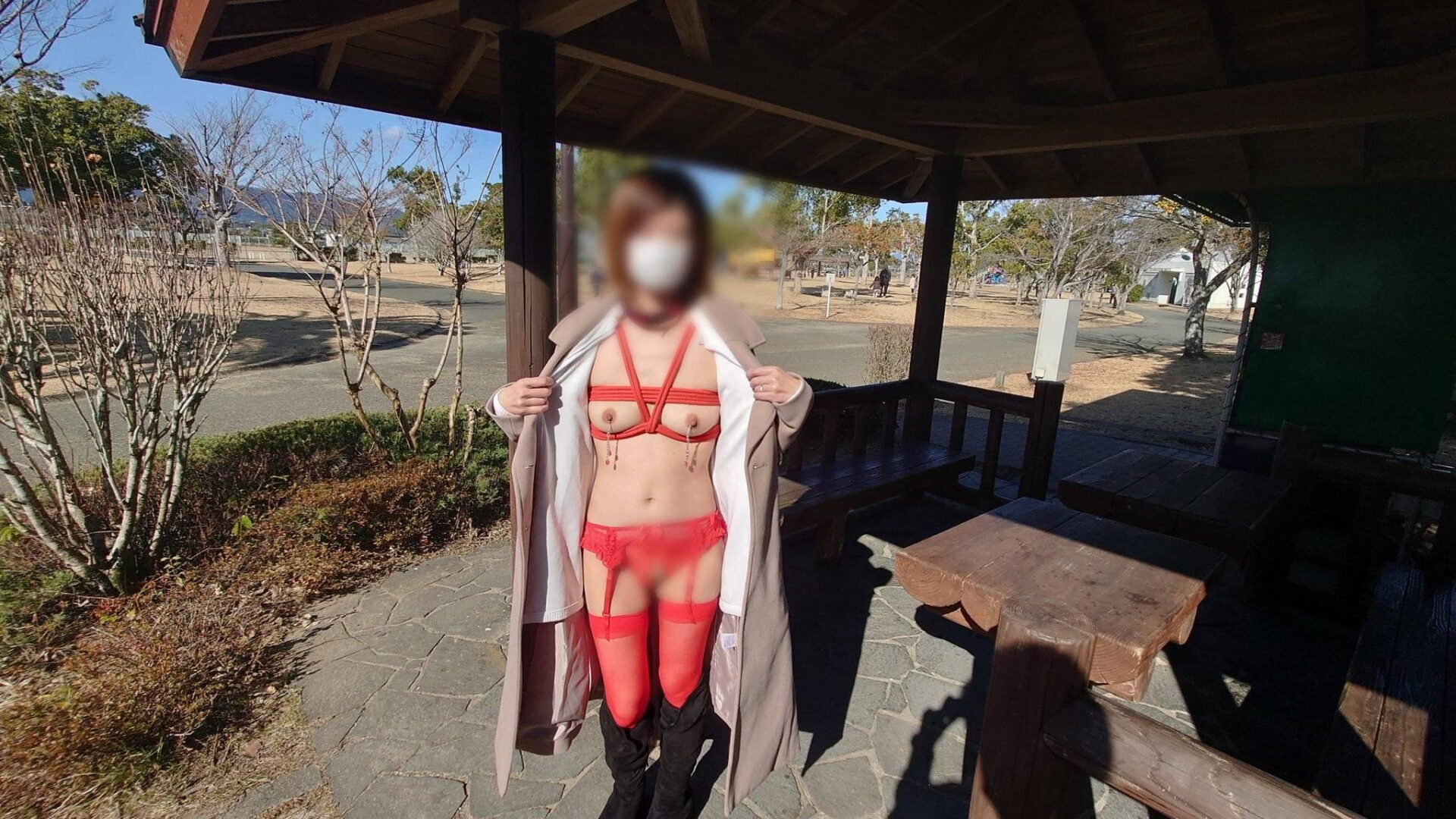 乳首ピアスを付けて野外露出するエロ画像20231105105218