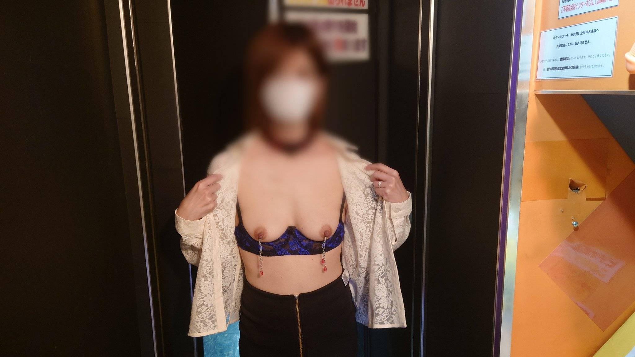 乳首ピアスを付けて野外露出するエロ画像20231105105227