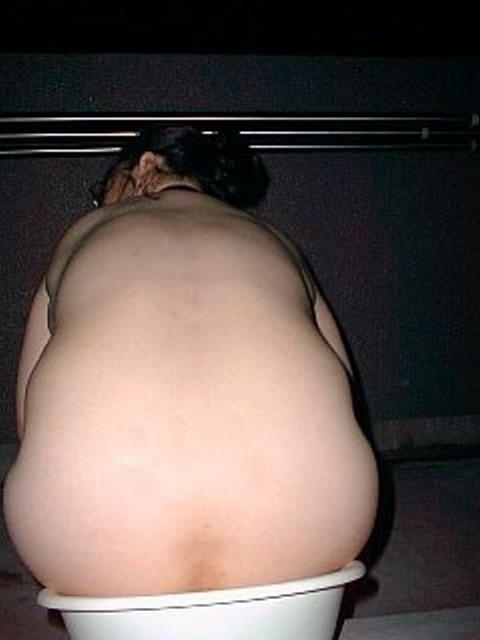 見世物小屋でメス豚調教中【エロ画像】（27）