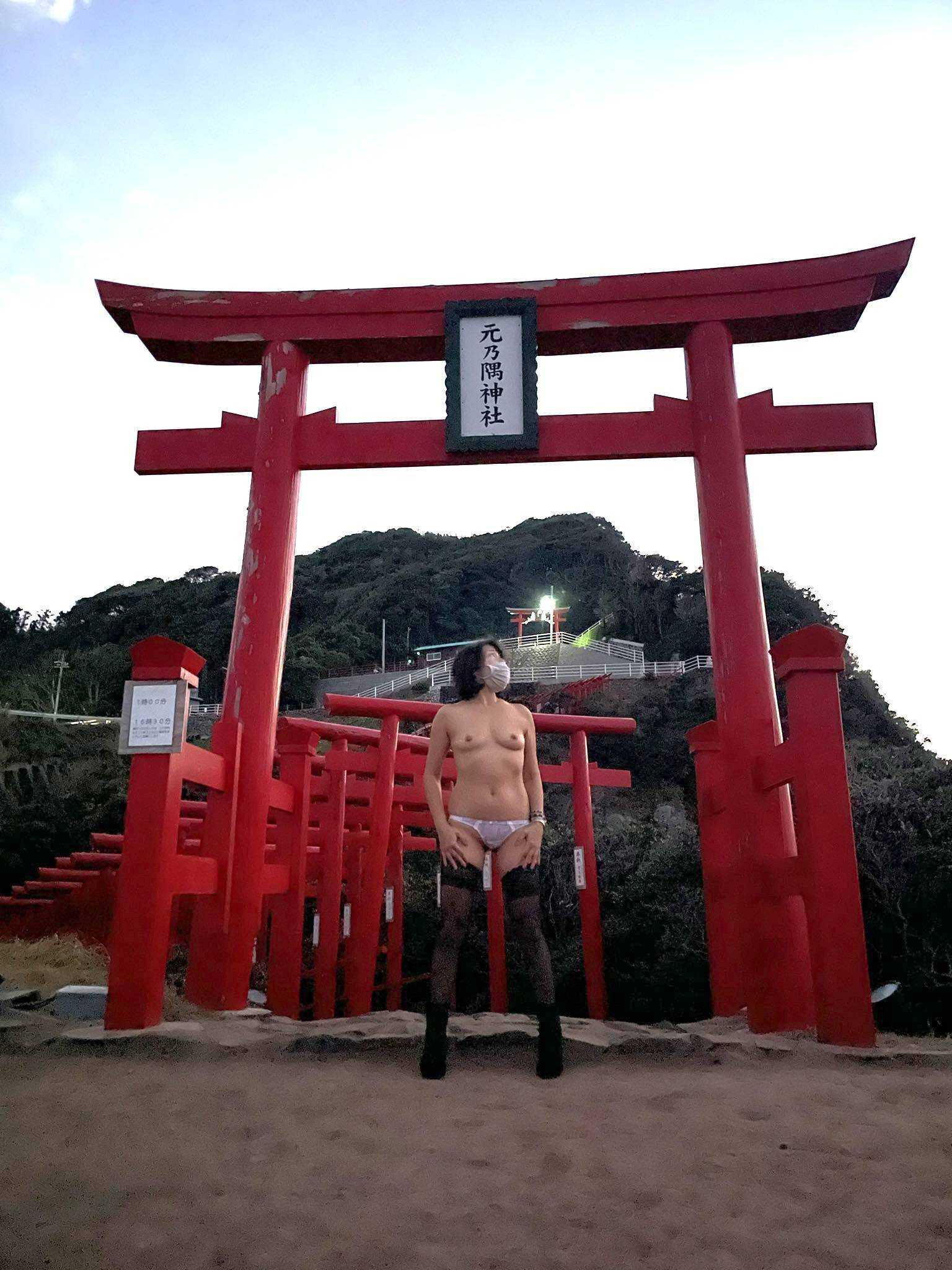【素人】野外露出が趣味の変態カップル【エロ画像】（21）