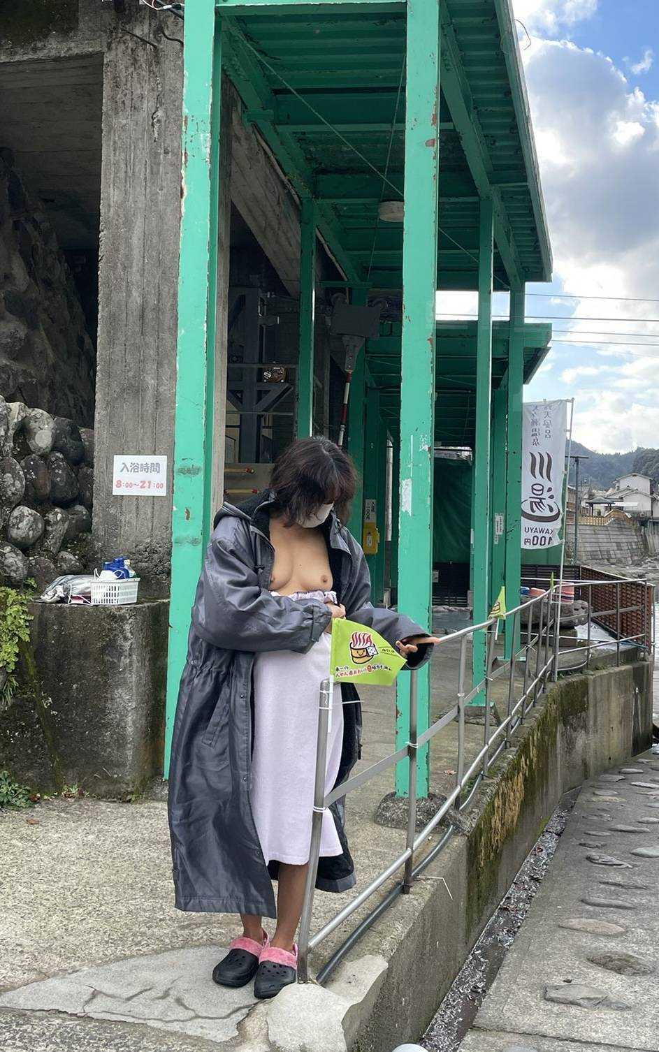 【素人】野外露出が趣味の変態カップル【エロ画像】（24）