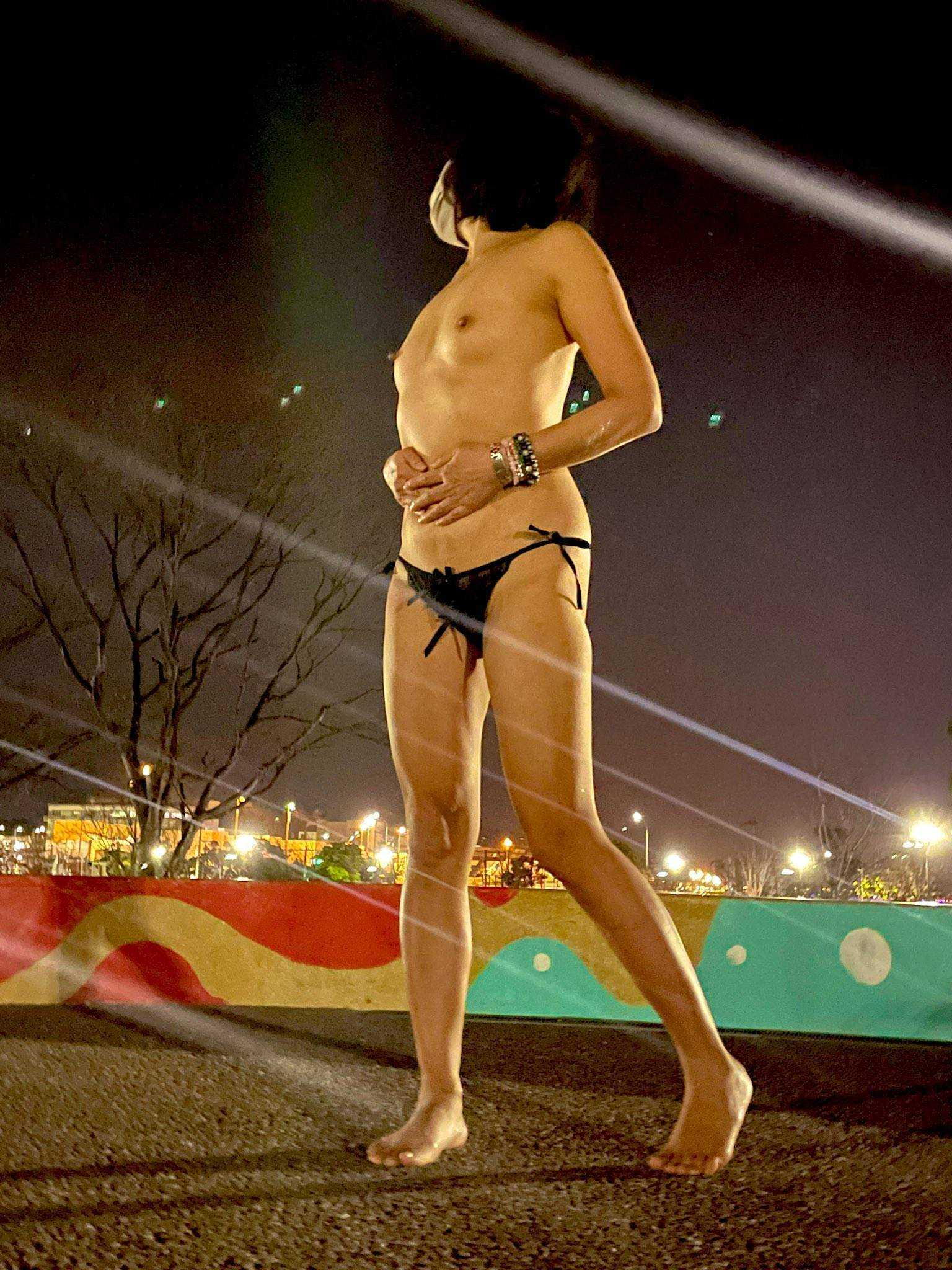 【素人】野外露出が趣味の変態カップル【エロ画像】（27）