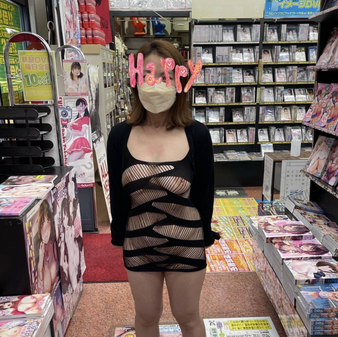 AVショップで露出するエロ画像20231029171007