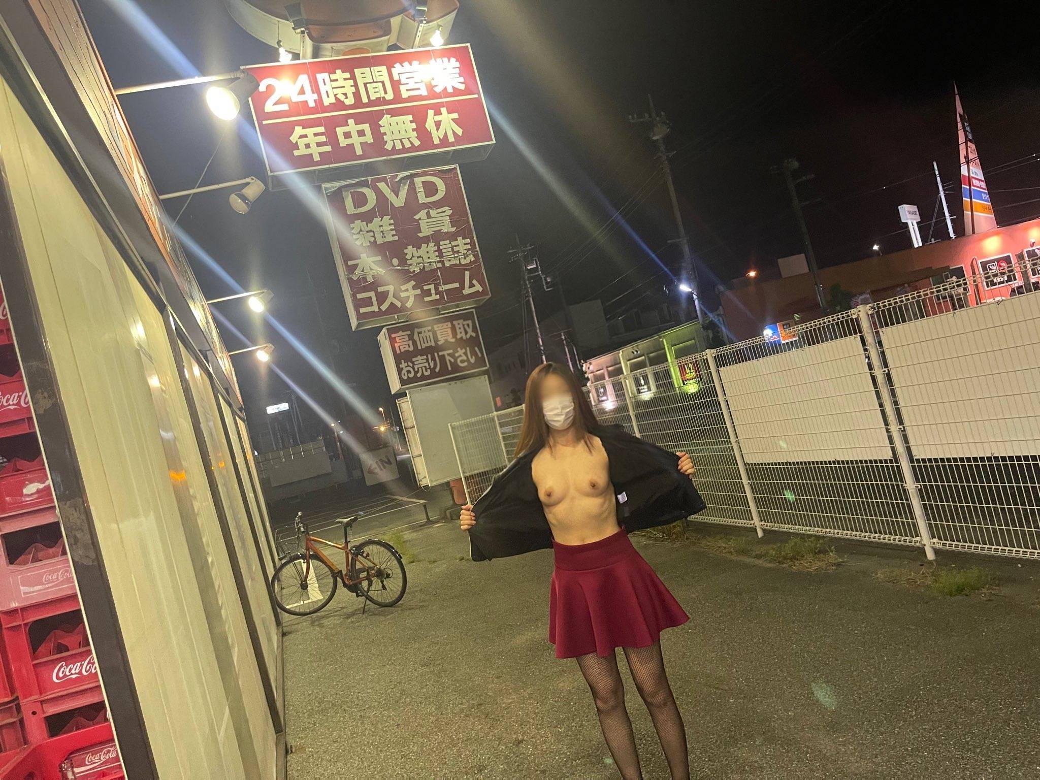 AVショップで露出するエロ画像20231104195855