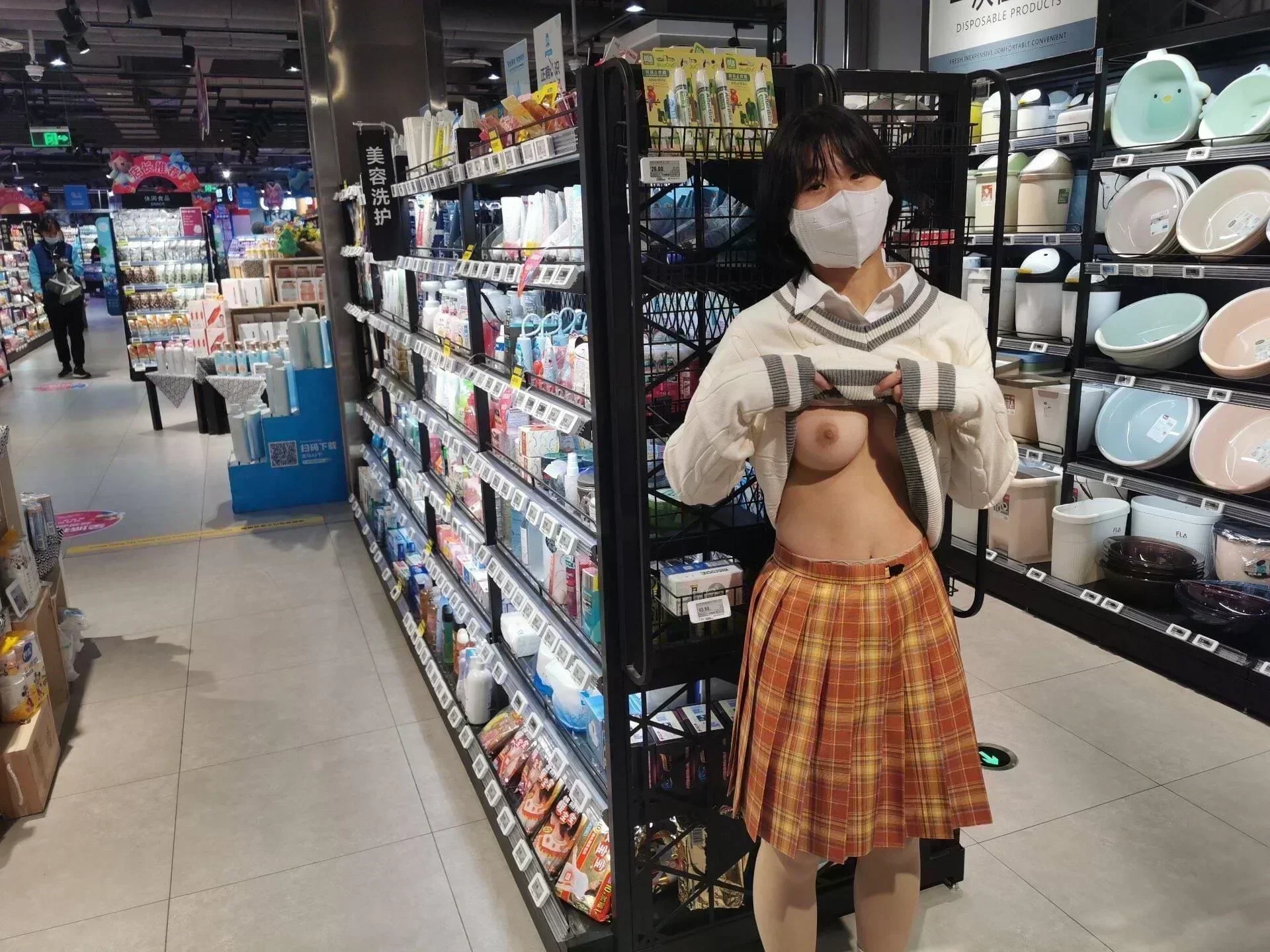 【素人】おかっぱマスクJKの野外露出【エロ画像】 0