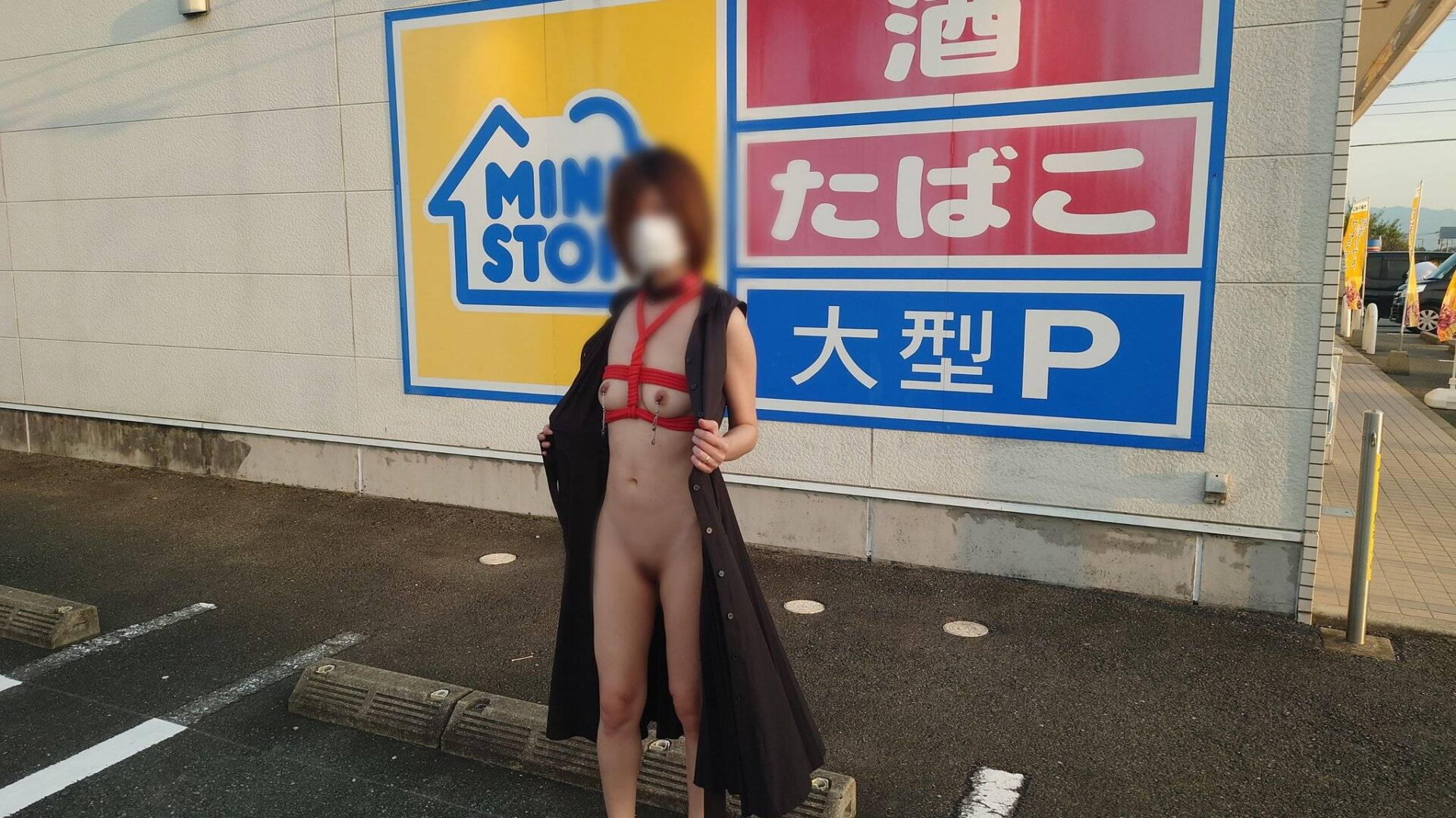 乳首ピアスを付けてる素人の野外露出【エロ画像】