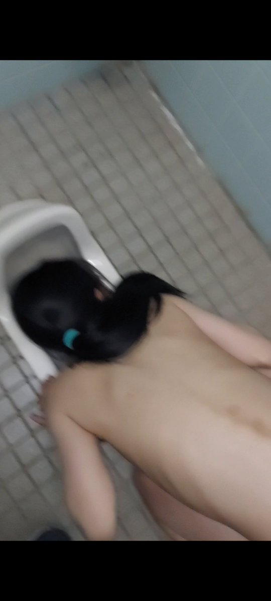 【素人】公衆トイレの便器を舐める女【エロ画像】