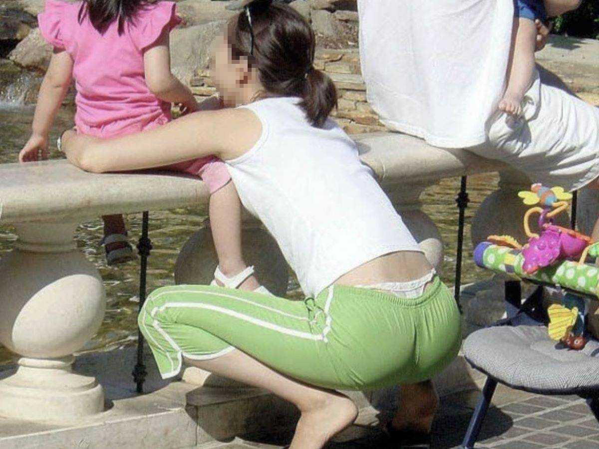 【盗撮】子育て中のママがエロすぎるｗ【エロ画像】（12）