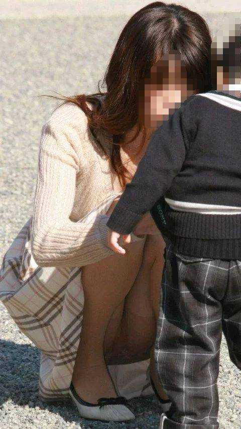 【盗撮】子育て中のママがエロすぎるｗ【エロ画像】（17）