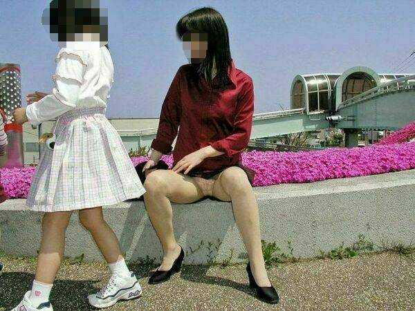 【盗撮】子育て中のママがエロすぎるｗ【エロ画像】（18）
