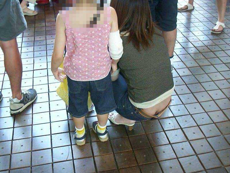 【盗撮】子育て中のママがエロすぎるｗ【エロ画像】（19）