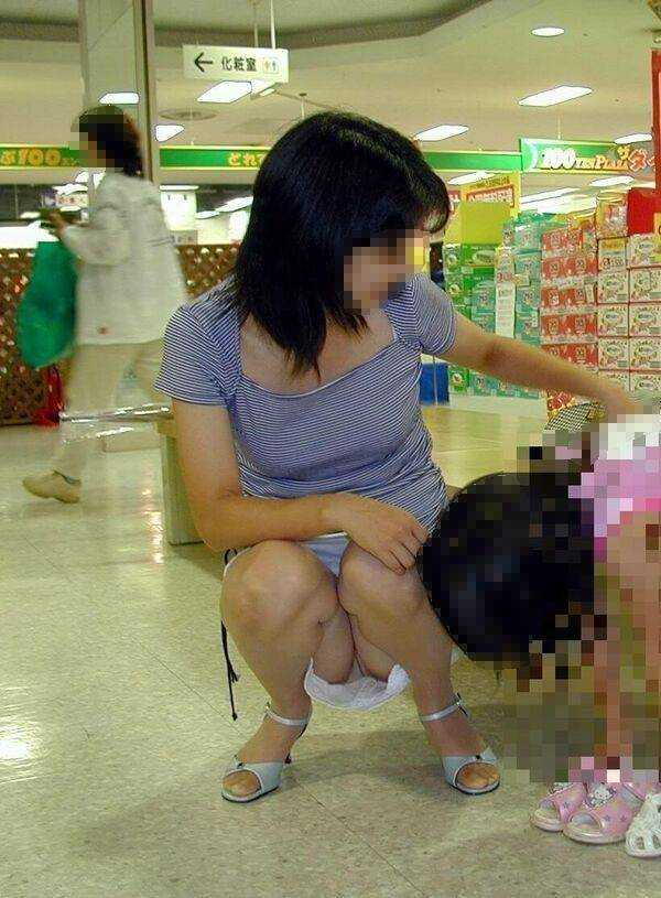 【盗撮】子育て中のママがエロすぎるｗ【エロ画像】（21）