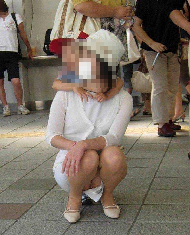 【盗撮】子育て中のママがエロすぎるｗ【エロ画像】（24）