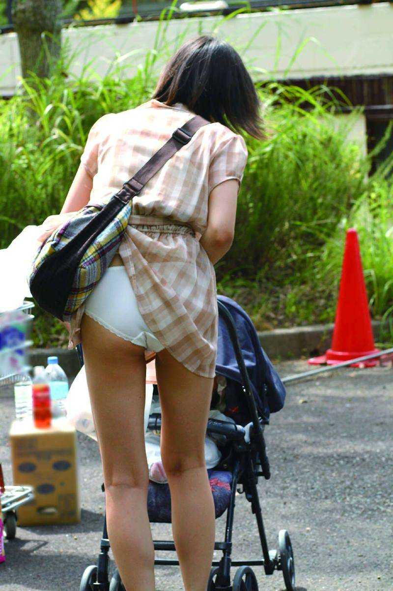 【盗撮】子育て中のママがエロすぎるｗ【エロ画像】（26）