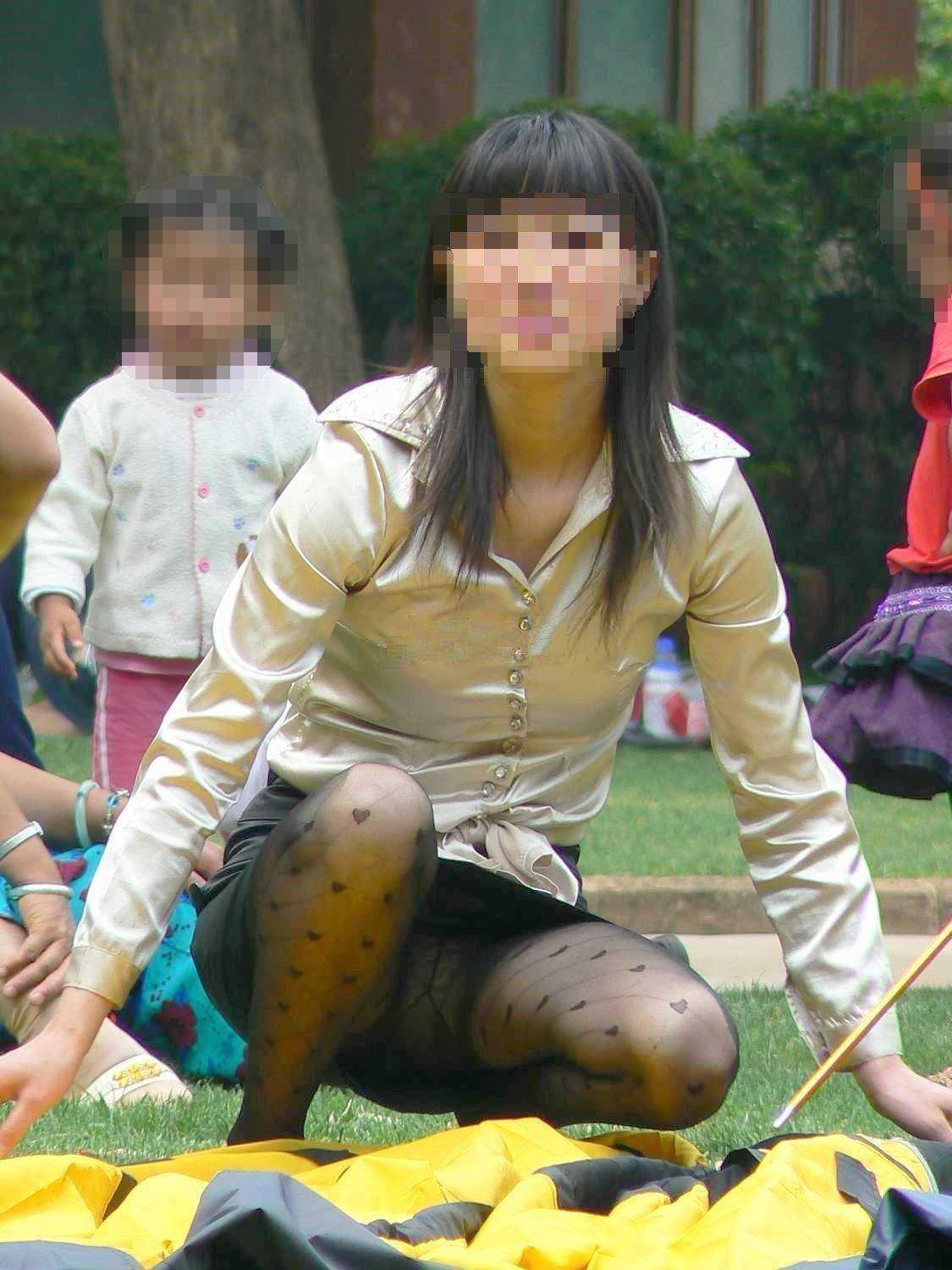 【盗撮】子育て中のママがエロすぎるｗ【エロ画像】（31）