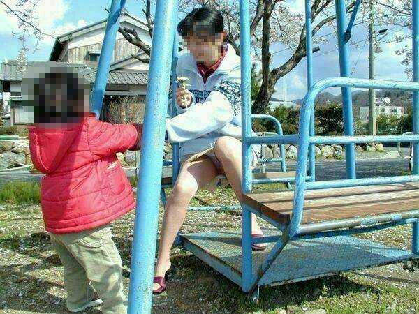 【盗撮】子育て中のママがエロすぎるｗ【エロ画像】（36）