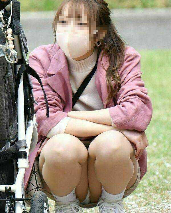 【盗撮】子育て中のママがエロすぎるｗ【エロ画像】（44）