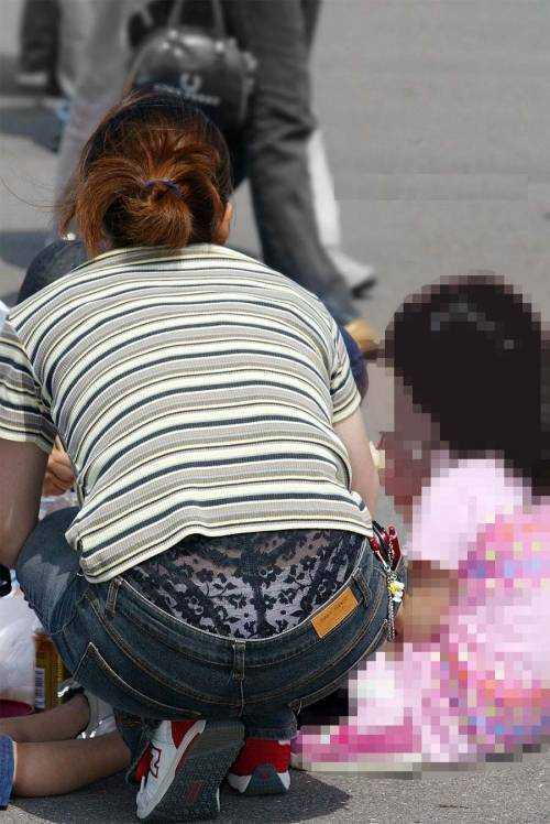 【盗撮】子育て中のママがエロすぎるｗ【エロ画像】（54）