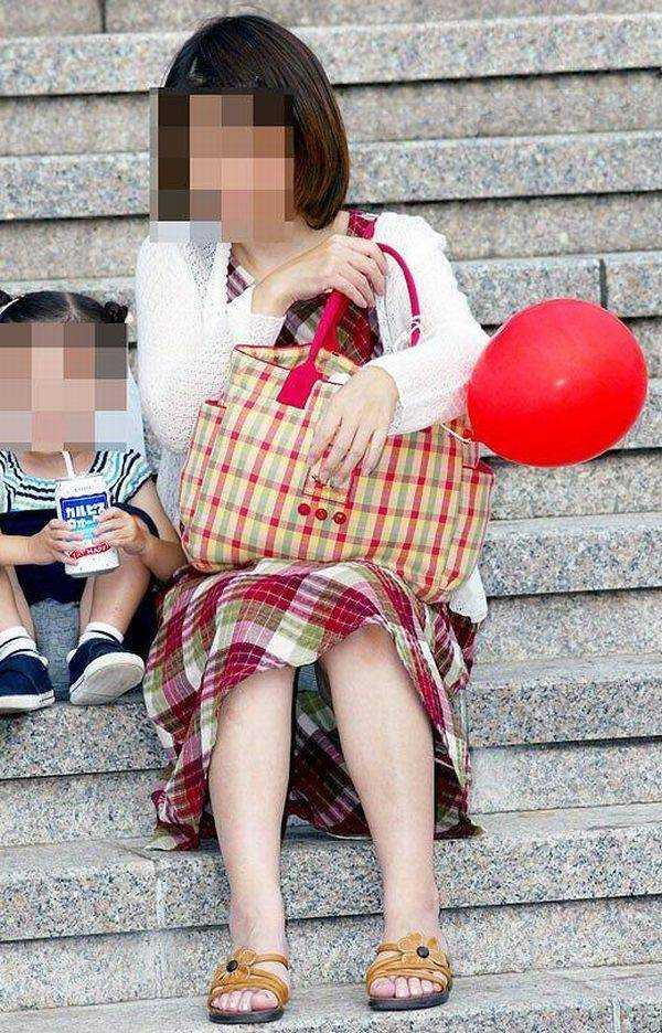 【盗撮】子育て中のママがエロすぎるｗ【エロ画像】（58）
