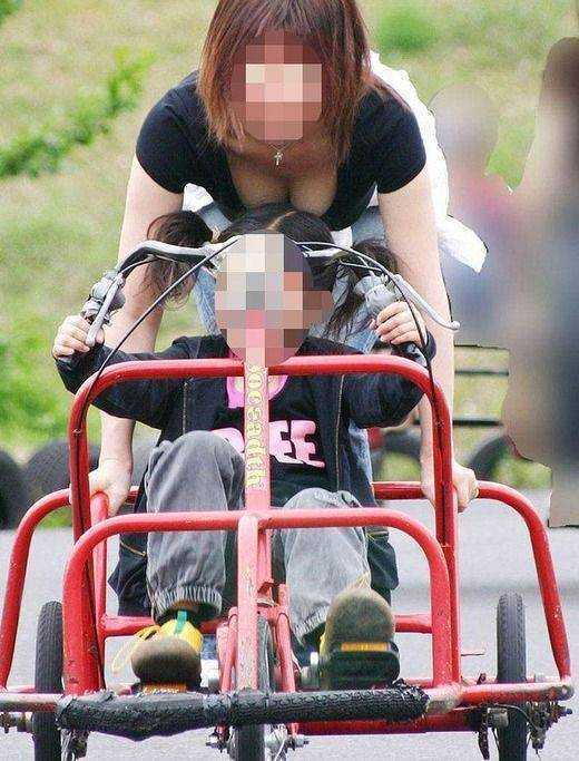【盗撮】子育て中のママがエロすぎるｗ【エロ画像】（59）