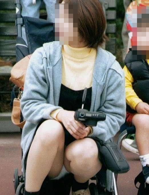 【盗撮】子育て中のママがエロすぎるｗ【エロ画像】（64）