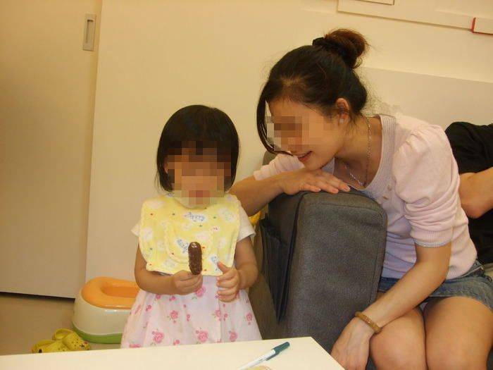 【盗撮】子育て中のママがエロすぎるｗ【エロ画像】（2）