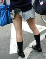 JKのパンチラ祭りｗエロすぎる瞬間を盗撮！【エロ画像】