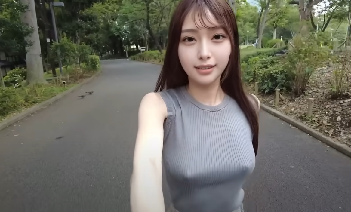 【お宝】ノーブラ散歩のYoutuberがガチで凄いｗ【エロ画像】 1