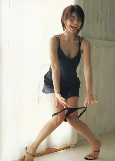 井川遥さん、グラビアでパンティを脱ぐｗ【エロ画像】